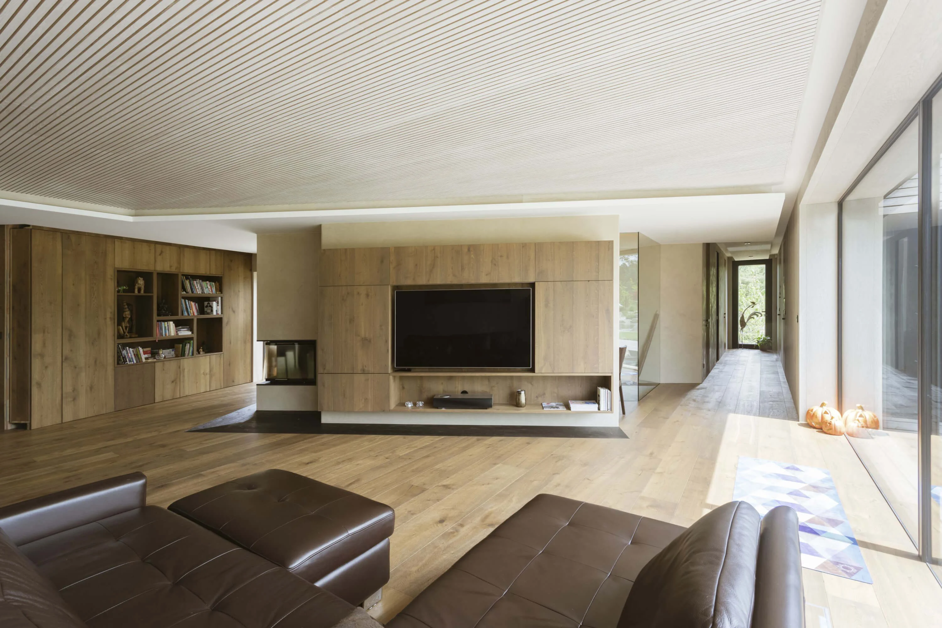 dřevěné obklady v moderním interiéru